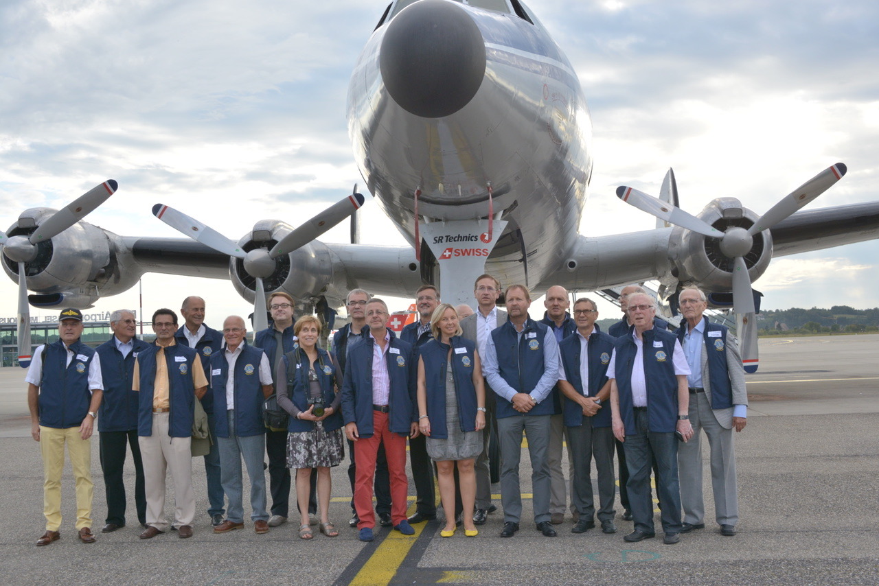 Visite du Super constellation. Photo de groupe devant l'avion