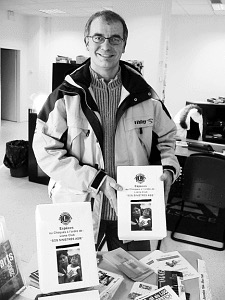 Philippe HUBER présentant les urnes pour la collecte