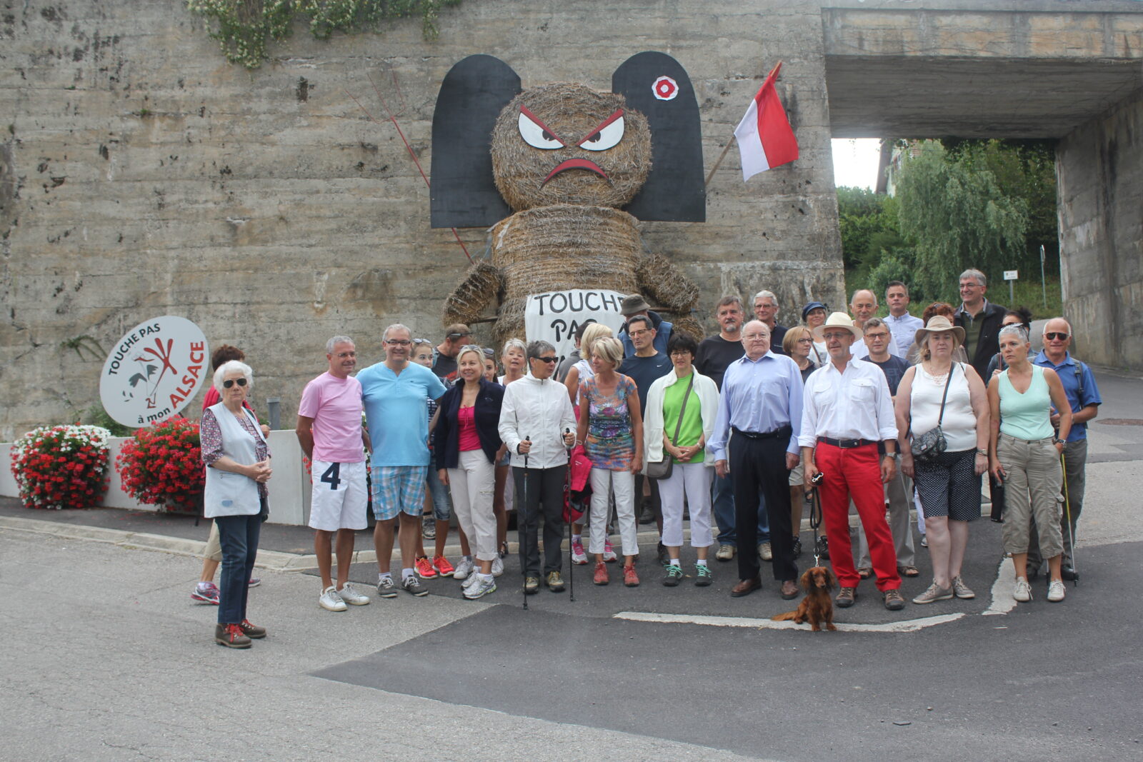 Groupe des membres du club lors de la journée à Muespach. ici devant Elise, la statue de paille alsacienne en opposition à la fusion des régions. 