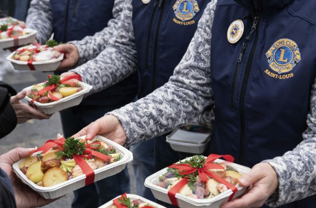 Noël solidaire 2025 : 50 repas distribués le 24 décembre par des membres du Lions Club de Saint-Louis